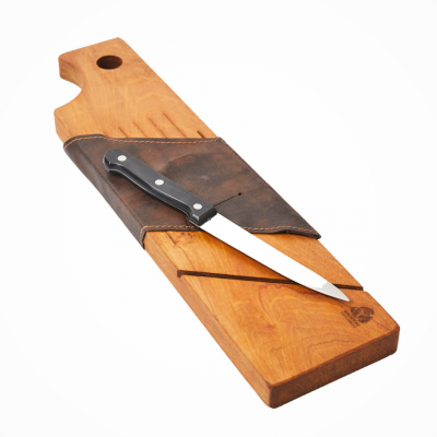 Tabla de salame con cuchillo